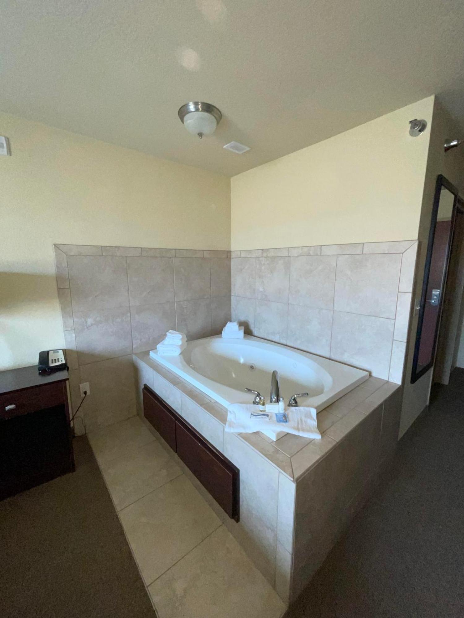 Amerivu Inn And Suites - Crookston Esterno foto