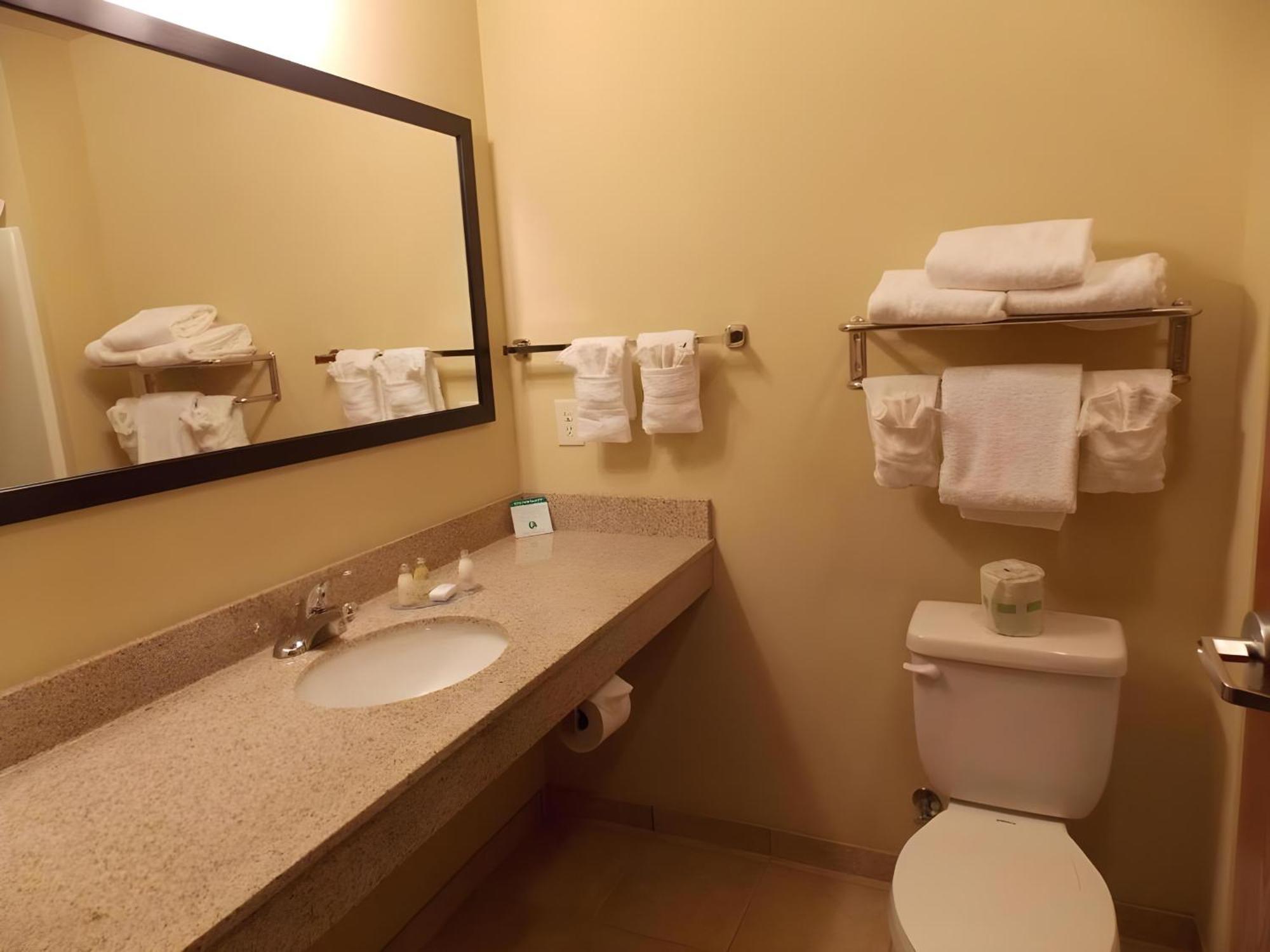 Amerivu Inn And Suites - Crookston Esterno foto