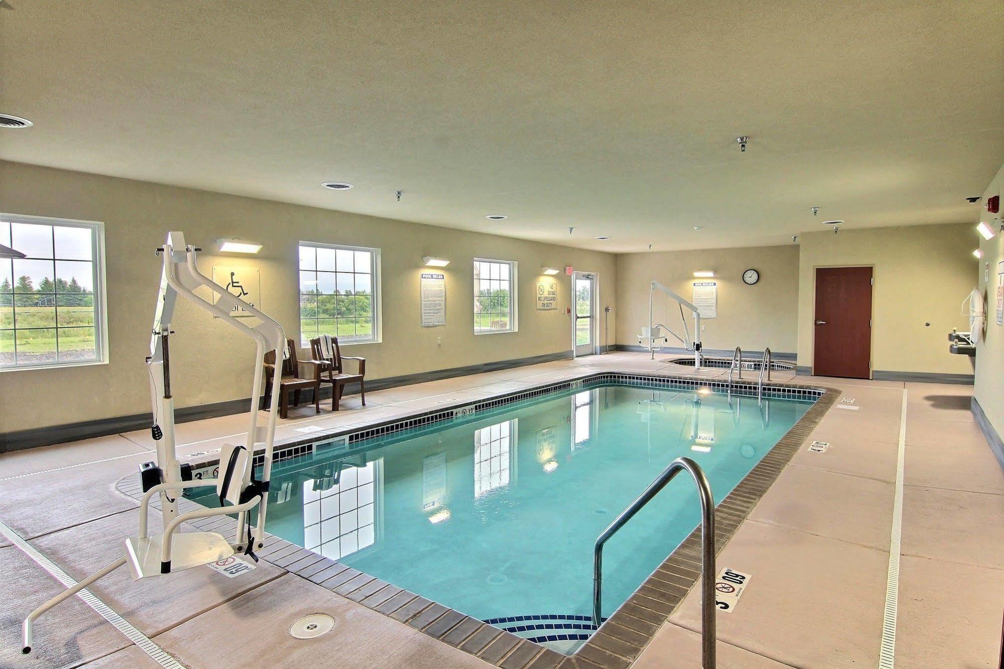 Amerivu Inn And Suites - Crookston Esterno foto